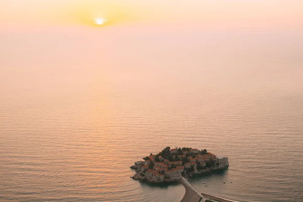 Острів міста Свєті-Стефан. Панорамний знімок — стокове фото