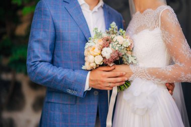 Gelinin elinde düğün buketi