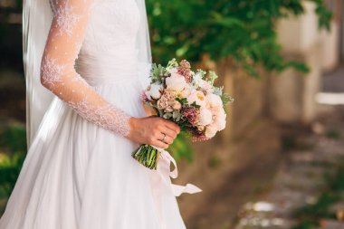 Gelinin elinde düğün buketi
