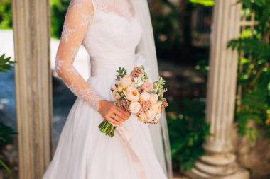 Gelinin elinde düğün buketi