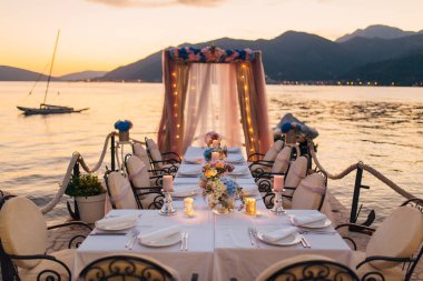 Sahilde düğün tablo