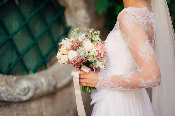 Karangan bunga pernikahan di tangan pengantin wanita — Stok Foto