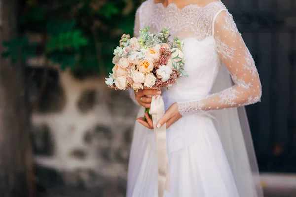 El ramo de boda en las manos de la novia — Foto de Stock