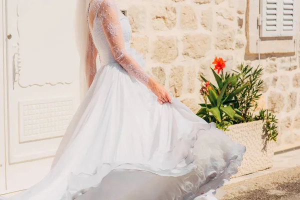 Glada vackra brud utomhus. Bröllopsklänning fladdrar — Stockfoto