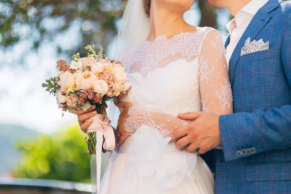 Bouquet de mariage entre les mains de la mariée — Photo