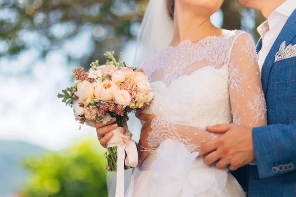 Bouquet de mariage entre les mains de la mariée — Photo