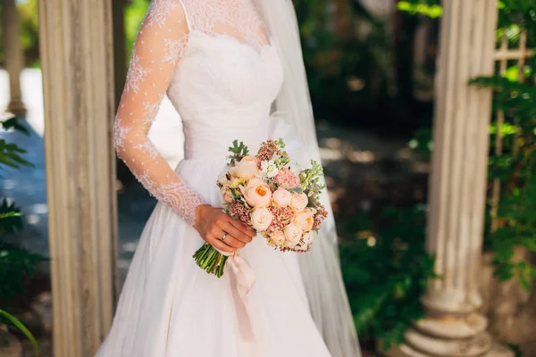 Brautstrauß in den Händen der Braut — Stockfoto