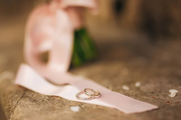 Anillos de boda en flores —  Fotos de Stock