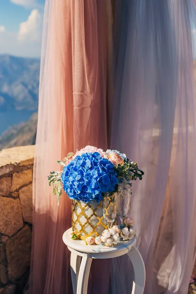 Flower compositions at the wedding ceremony — Stock Photo, Image