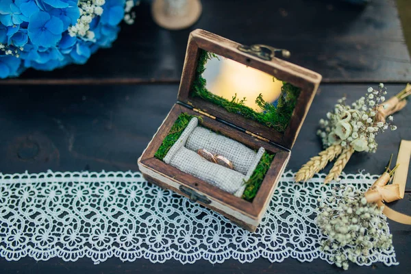 Anillos de boda de los recién casados en una caja. Compromiso anillos de oro —  Fotos de Stock