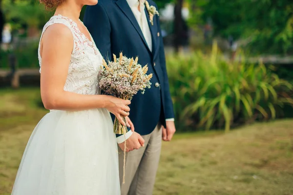 Bouquet de mariage entre les mains de la mariée — Photo