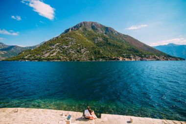 Çifti shore Kotor Körfezi üzerinde oturur, Gospa Adası üzerinde Skrpel od