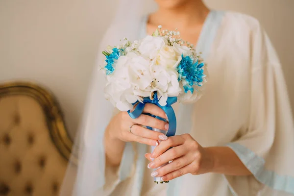 Buquê de casamento em mãos da noiva — Fotografia de Stock