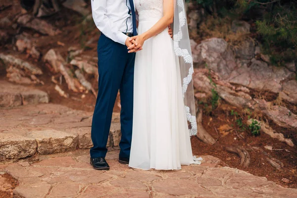 Pés femininos e masculinos no pavimento — Fotografia de Stock