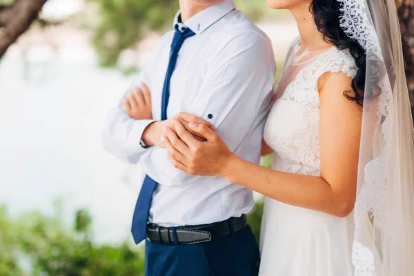 Nowożeńcy przytulić się w Czarnogóra — Zdjęcie stockowe