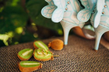 Alyans kivi kesim üzerinde