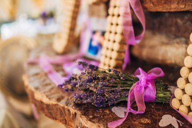 Düğün masanın üzerine çiçek kompozisyonlar