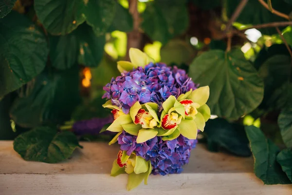 Buquê de casamento em um fundo verde — Fotografia de Stock