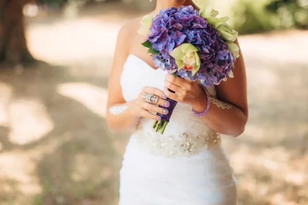 Gelinin elinde düğün buketi — Stok fotoğraf