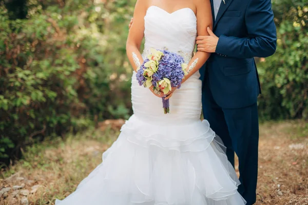 Wedding bouquet in hands of the bride — Stock Photo, Image