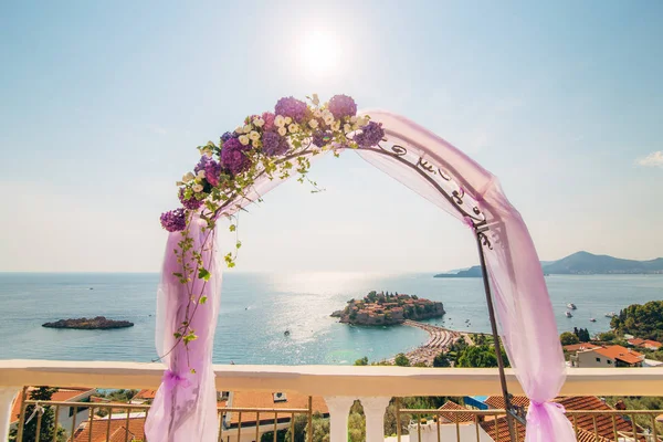 Bröllop båge dekorerad med blommor — Stockfoto