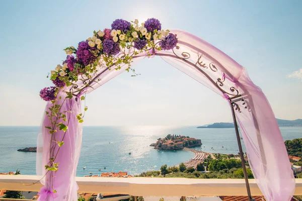 Arco de casamento decorado com flores — Fotografia de Stock