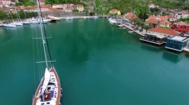 Yelkenli eski şehrin Körfezi Kotor, Karadağ