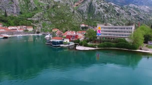 Die Altstadt von Kotor. fliegen über die Stadt. Luftaufnahme durch eine — Stockvideo