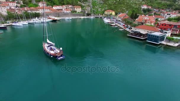 Segelbåt nära gamla stan, i fjärden av Kotor, Montenegro — Stockvideo