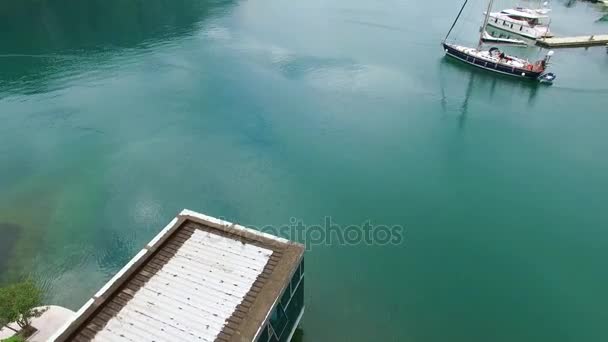 Segelboot in der Nähe der Altstadt von Bucht von Kotor, Montenegro — Stockvideo