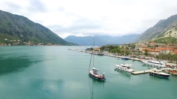 Парусник недалеко от старого города Которского залива, Черногория — стоковое видео