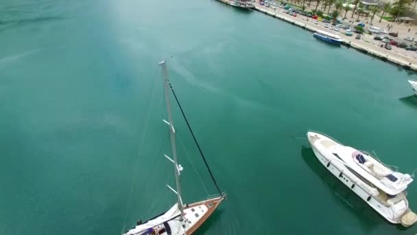 Zeilboot in de buurt van de oude stad van Kotor, Montenegro — Stockvideo