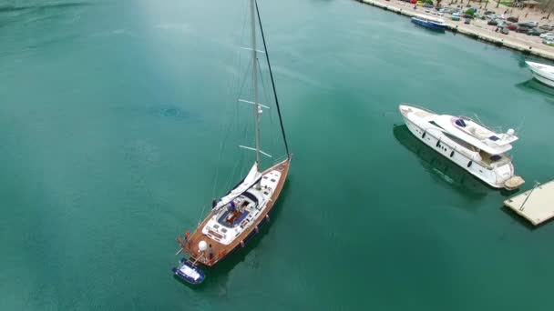 Plachetnice v blízkosti starého města Bay of Kotor, Černá Hora — Stock video