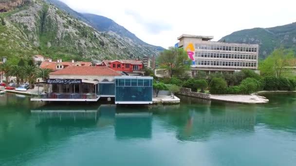 A Cidade Velha de Kotor. A sobrevoar a cidade. Inquérito aéreo por um — Vídeo de Stock