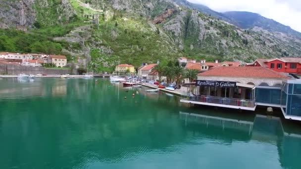 Die Altstadt von Kotor. fliegen über die Stadt. Luftaufnahme durch eine — Stockvideo