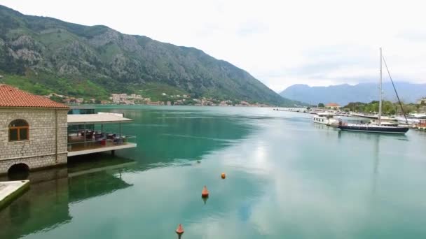 Die Altstadt von Kotor. fliegen über die Stadt. Luftaufnahme durch eine — Stockvideo