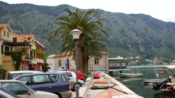 O barco na costa. Barcos de pesca montenegrinos . — Vídeo de Stock