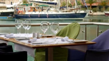 Bir tabloda Restoran denize sıfır, Kotor, Karadağ.