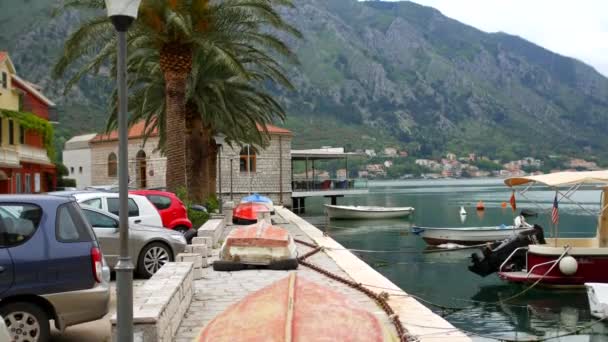 El barco en la orilla. Barcos pesqueros montenegrinos . — Vídeo de stock