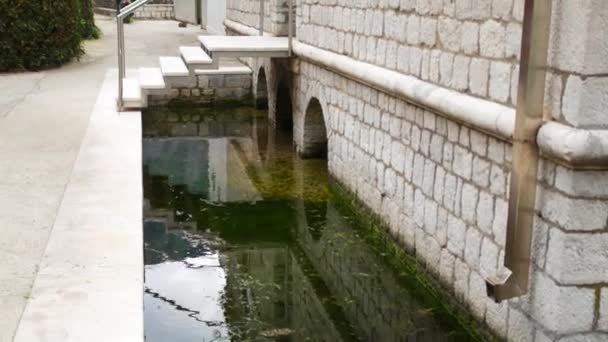 Покладіть воду навколо будівлі. Стародавні засоби захисту . — стокове відео