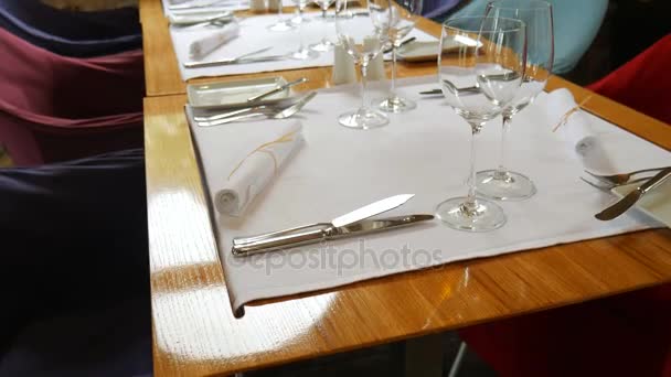 Velas en la mesa del restaurante. Ajuste de mesa en una cafetería . — Vídeos de Stock