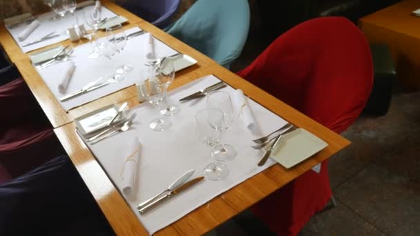 Bougies sur la table du restaurant. Cadre de table dans un café . — Video