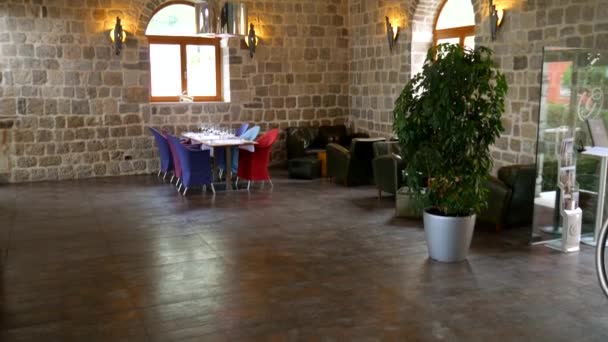 Une table dans un restaurant près de la mer, Kotor, Monténégro . — Video