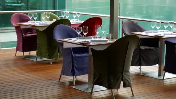 コトル, モンテネグロ、海の近くのレストランのテーブル. — ストック動画