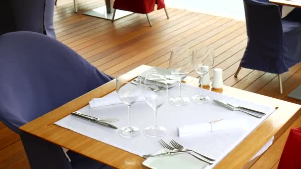 Une table dans un restaurant près de la mer, Kotor, Monténégro . — Video