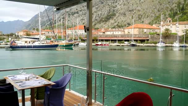 Un tavolo in ristorante vicino al mare, Kotor, Montenegro . — Video Stock