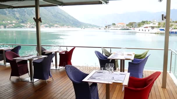 Столик у ресторані на березі моря, Котор, Чорногорія. — стокове відео
