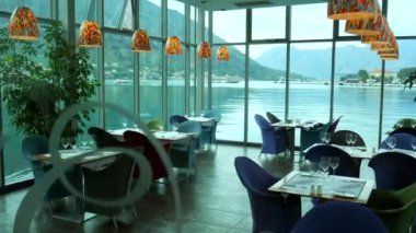 Bir tabloda Restoran denize sıfır, Kotor, Karadağ.