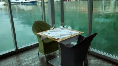Bir tabloda Restoran denize sıfır, Kotor, Karadağ.