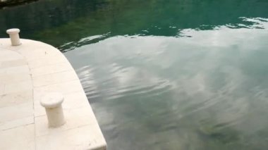 Plajda, kablo demirleme ile bağlama mesaj.